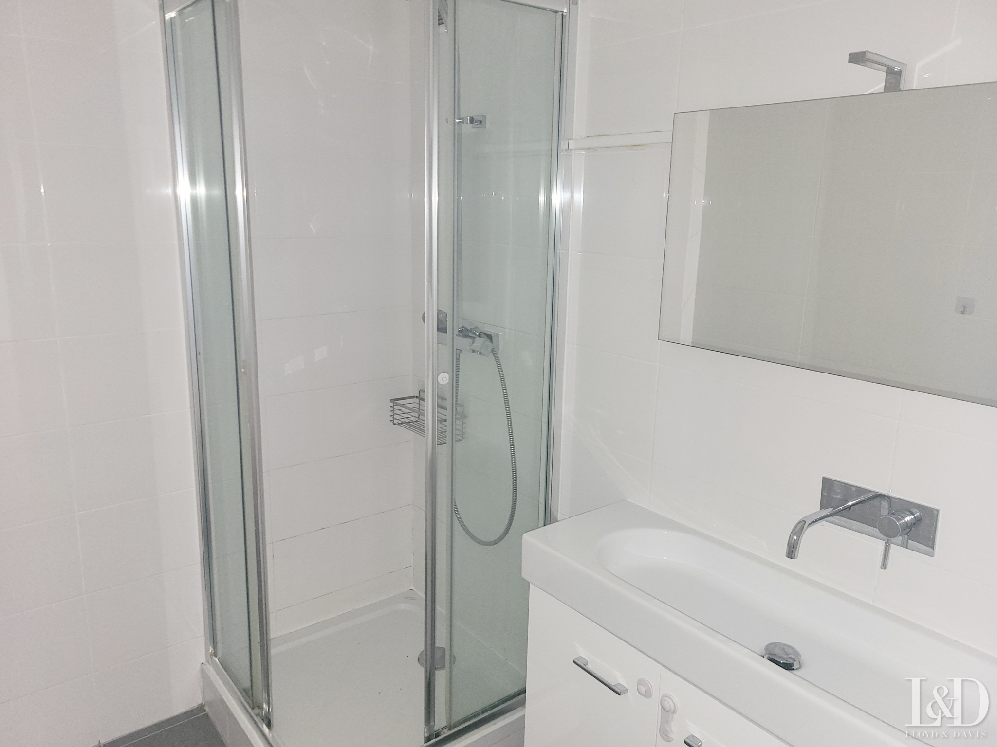 NICE LOCATION APT T3 + CELLAR + PARKING SPACE